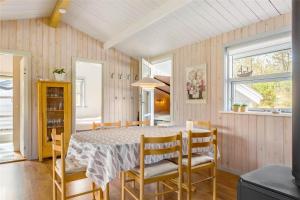 una sala da pranzo con tavolo e sedie di 232-Thisted-Klitrosevej-64 a Thisted