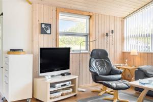 un soggiorno con sedia nera e TV di 232-Thisted-Klitrosevej-64 a Thisted