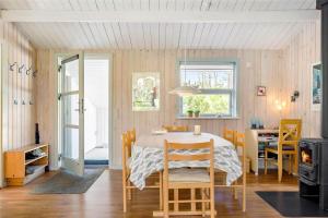 una cucina e una sala da pranzo con tavolo e sedie di 232-Thisted-Klitrosevej-64 a Thisted Altre 13 foto