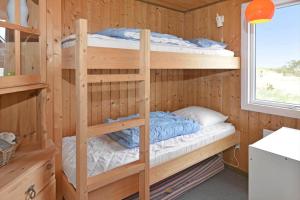 a bunk bed room with two bunk beds in a cabin at 525-Vestervig-Spovevej-5 in Vestervig