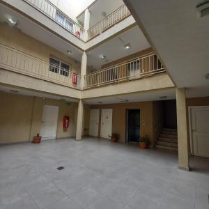 una grande stanza vuota con due balconi in un edificio di Torres Las Cañas - Private Complex a Guaymallén