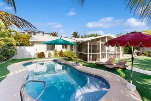une piscine devant une maison dans l'établissement Coral Cove, à Marathon