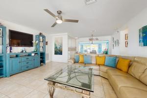 un salon avec un canapé et une télévision dans l'établissement Coral Cove, à Marathon