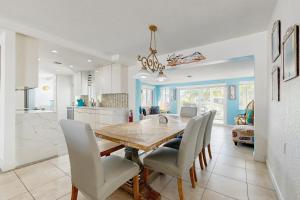 une cuisine et une salle à manger avec une table et des chaises en bois dans l'établissement Coral Cove, à Marathon
