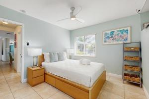 une chambre avec un lit et une fenêtre dans l'établissement Coral Cove, à Marathon 17 autres photos