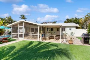 une maison avec une pelouse devant dans l'établissement Coral Cove, à Marathon
