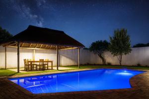 Πισίνα στο ή κοντά στο Juliet Rose Luxury Guesthouse B&B