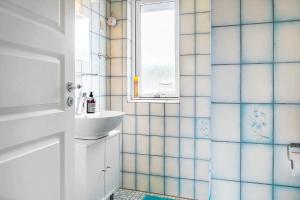 Koupelna v ubytování 110-Vestervig-Svanholmvej-10 + 14 fotografií