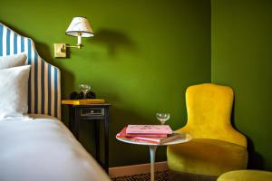 Postel nebo postele na pokoji v ubytování Hôtel Les Deux Gares & Spa + 89 fotografií