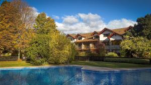 Bazén v ubytování Hotel Pucon Green Park nebo v jeho okolí