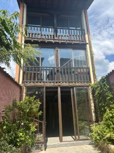 Αρχοντικό Παπαγιάννη في إيديسا: مبنى به شرفة في أعلاه