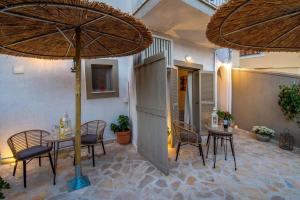 En terrasse eller udendørsområde på Arokaria Studios