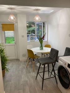 Et opholdsområde på The Bonnie Stay Garden Apartment