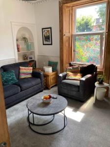 Et opholdsområde på The Bonnie Stay Garden Apartment