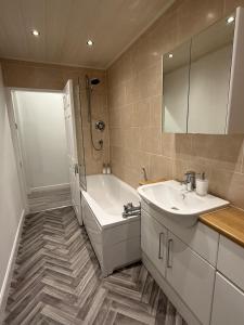Casa Fresa - 31A High Street في Monifieth: حمام مع حوض استحمام ومغسلة ودش