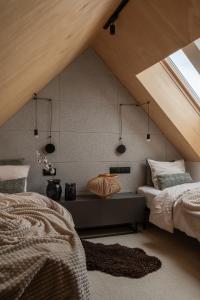 Ένα ή περισσότερα κρεβάτια σε δωμάτιο στο Forest Stodoły