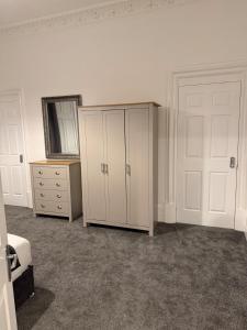 Casa Fresa - 31A High Street في Monifieth: غرفة نوم مع خزانة ودرج ومرآة +12 صورة