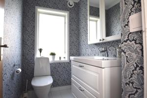 Ванная комната в Spacious house near the sea in Skärhamn SE09149 +24 фотографии