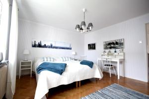 Кровать или кровати в номере Spacious house near the sea in Skärhamn SE09149