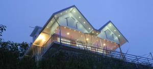 uma casa com luzes na frente em Metro Heights em Parunthumpara