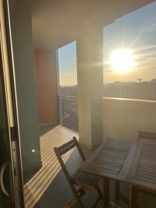 een balkon met een tafel en stoel bij terrazza sesto, milano niguarda san raffele in Sesto San Giovanni