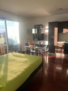 een slaapkamer met een bed, een tafel en stoelen bij terrazza sesto, milano niguarda san raffele in Sesto San Giovanni