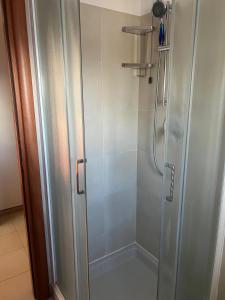 een douche met een glazen deur in een badkamer bij terrazza sesto, milano niguarda san raffele in Sesto San Giovanni