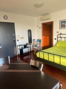 een kamer met twee bedden en een tafel en stoelen bij terrazza sesto, milano niguarda san raffele in Sesto San Giovanni