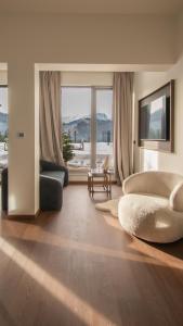 una camera da letto con un letto grande e una grande finestra di Stone Suite Zakopane a Zakopane