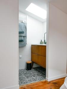 Gîte du Puy Drome Provençale Puygiron في Puygiron: حمام مع حوض وخزانة ومرآة