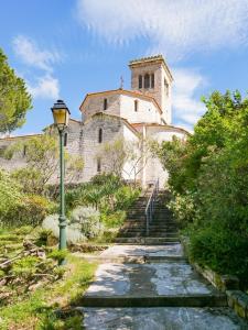 Gîte du Puy Drome Provençale Puygiron في Puygiron: مبنى قديم وامامه انارة الشارع