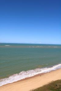 een uitzicht op een strand met de oceaan bij Ocean Flat vista mar in Vila Velha