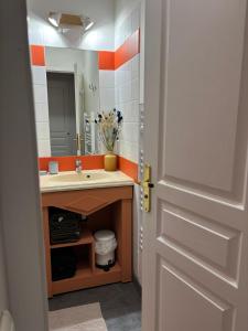 Et badeværelse på Rez de chaussée, vue sur le Golf et parking gratuit