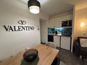 Køkken eller tekøkken på Rez de chaussée, vue sur le Golf et parking gratuit