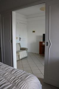 een slaapkamer met een bed en een woonkamer bij Ocean Flat vista mar in Vila Velha +11 foto's