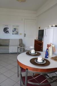 een keuken met een tafel met twee borden erop bij Ocean Flat vista mar in Vila Velha