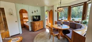 Oskar im Bärenhüsli في Titisee: غرفة معيشة مع أريكة وطاولة