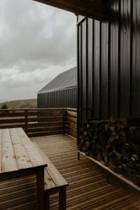 un ponte di legno con panca e un mucchio di tronchi di Aux Choses Simples 