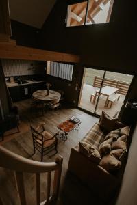 un soggiorno con un divano e un tavolo di Aux Choses Simples 