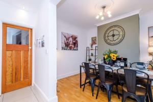 TV/trung tâm giải trí tại Spacious 3 Bed Home in Great Location by 53 Degrees Property - Ideal for Business with Parking