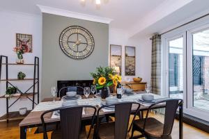 Khu vực ghế ngồi tại Spacious 3 Bed Home in Great Location by 53 Degrees Property - Ideal for Business with Parking