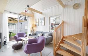 a living room with purple chairs and a couch at Lykkebo in Wandlitz