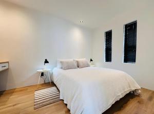 Кровать или кровати в номере Modern Scandinavian Luxury Apartment