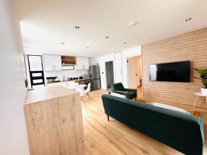 Телевизор и/или развлекательный центр в Modern Scandinavian Luxury Apartment