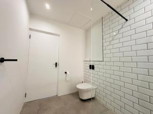 Ванная комната в Modern Scandinavian Luxury Apartment