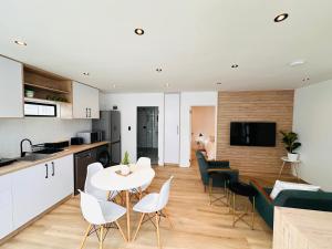 Кухня или мини-кухня в Modern Scandinavian Luxury Apartment
