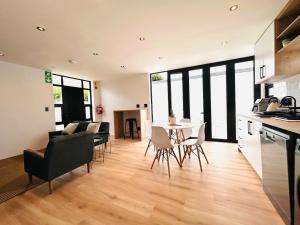 Кухня или мини-кухня в Modern Scandinavian Luxury Apartment
 +7 фотографий