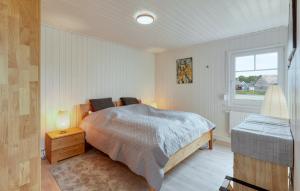 una camera da letto con un letto e una finestra di Onkel Toms Hütte a Wandlitz Altre 15 foto