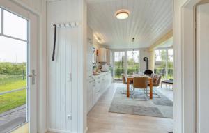 una cucina con un tavolo e una sala da pranzo di Onkel Toms Hütte a Wandlitz