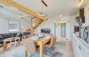 una sala da pranzo e un soggiorno con un tavolo in legno di Onkel Toms Hütte a Wandlitz